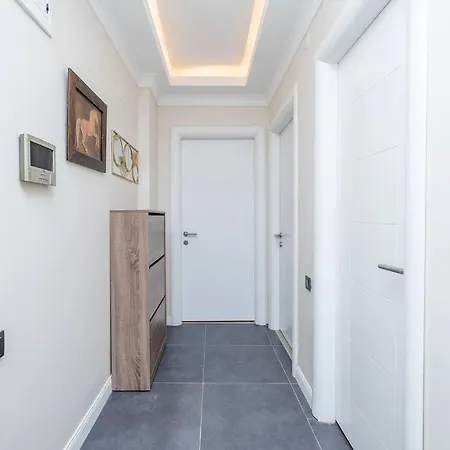 0052 - Cihangir Modernly Designed, Cozy New Flat. Apartament